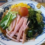 白樺ラーメン - 連れが食べた冷やし中華、麺のシメが今ひとつでぬるかったです。