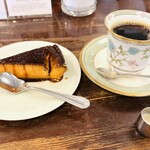 自家焙煎 東出珈琲店 - カウンターとテーブル席がある