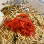 博多ラーメン ばりこて - 紅生姜、これでもかというくらい赤い