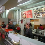 Chou's Shrimp Rolls - ファストフード風の気軽なカウンターで注文します。