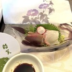 ふじな亭 - お造りは乾かない様に湿った懐紙を掛けてました。