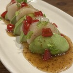 鈴木徳太郎商店 - ホタテとアボカドのカプレーゼ