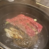 しゃぶ禅 六本木店 - すき焼き。お姉さんが始め焼いて下さいます。
