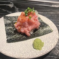 鉄板焼 燦燈 - 本日の一品　海苔の上におこげのごはん　その上に漬けの卵黄・ネギトロ　まずはネギトロだけを味わい減ってきたところで海苔で巻いてパクリ