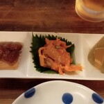 大衆酒場 朝霞 ミフネ - 突き出し。金時豆、ザーサイ、生コンニャク。