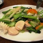 群愛飯店 - 季節野菜と海鮮三種の炒め物　2,300円
