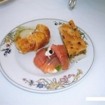 The veranda at The Beachhouse - 2005年の｢アフタヌーン･ティー｣サンドイッチのトレイ