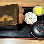 ダイニング 山石 - はみ出し「わらじかつ重」