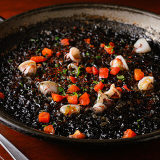 魚介の旨味たっぷり◎オリジナル出汁で炊いた絶品パエージャ