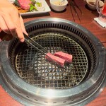 焼肉きたじま - まずは断面を焼いて肉汁を閉じ込めます！(o^^o)