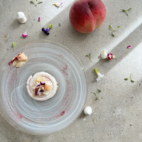 季節のフルーツのメレンゲケーキ