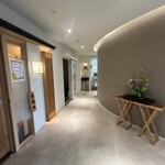 日本料理 和彩 よね田 - お店は左側