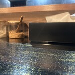 ラーメン・豚足 太吉 - 左からホワイトペッパー､ガーリックチップ､ﾃｨｯｼｭ