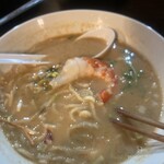ラーメン・豚足 太吉 - デカ海老、むいちゃいました！