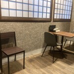 ラーメン・豚足 太吉 - 2名×1卓…手前の椅子は待ち客用