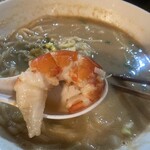 ラーメン・豚足 太吉 - レンゲからはみ出す海老。プリプリねっとり食感❗️