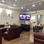 里味 - 広い店内　おそらくスナックの居抜き