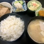 里味 - ライスと味噌汁はおかわり無料　大根と厚揚げの煮物、お新香、ポテサラ、カボチャの煮物