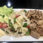 里味 - 焼肉定食　焼肉とサラダの間に野菜炒めが入ります