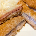 代官亭 - ソースを掛けて・・・