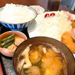 代官亭 - 生姜入りのお味噌汁にピンクの長芋など個性的