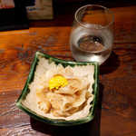 地酒喝采 かも蔵 - れんこんのわさび和え（￥410）。とろろが絡んで、地味だけどかなり美味な一品