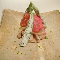 クラシカ表参道 - 鯵と葡萄のタルタル　赤紫蘇ヴィネガーのムース
