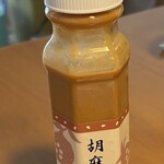 しゃぶせん 横浜店 - ■冷凍胡麻だれ￥750：単なる甘みや香ばしさにとどまらず、ほのかにピリッとした辛味が濃厚でクリーミーな胡麻のコクと絶妙に調和し、肉の旨味を一層引き立てる。ひと口で記憶に残る中毒性があり、他店では味わえない唯一無二の存在感を放つ。