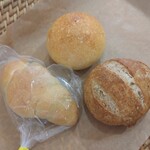 天然酵母パンころころ - 上から時計回りに丸パン50円、くるみパン130円、チョコ60円