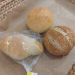 天然酵母パンころころ - 上から時計回りに丸パン50円、くるみパン130円、チョコ60円