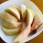 かすがい農産物直売所 - 11カットになりました。香りはほんのり、固い…まだ熟していません。でも甘い。