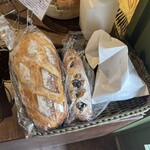 ブランジェリー ぱぴ・ぱん - 左からパンフランス、カンパーニュオリーブ、クイニーアマン（袋で見えてない笑）