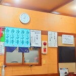 そば処 更科 - 厨房前の短冊メニュー。