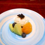 日本料理 崇 - メロン　枇杷コンポート　ヨーグルトアイス　ブルーベリー