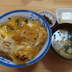 西野食堂 - かつ丼。味噌汁、冷奴、漬物付。