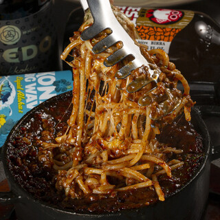 濃厚チーズはたっぷり。マグマさながらの”溶岩パスタ”が登場