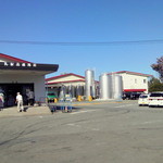 ヤツレン ソフトクリーム売店 - ミルクタンクと直売所