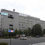 手しごとや 咲くら - 霞が関一丁目にある農林水産省。目指す食堂へは、この「左手」にある小道を進みます