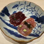 鮨 にし岡 - 左から
      ニタリ鯨の赤身(宮城・気仙沼沖) 上に浅葱と生姜を刻んだの　◎
      バショウカジキ(神奈川 長谷川氏) 上に山葵、すじ青のり