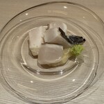 鮨 にし岡 - 神経締め マナガツオ(愛媛 藤本氏）  
      白味噌とマナガツオの骨でとった出汁を合わせたソース、アクセントにエノキ　◎