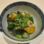 鮨 にし岡 - サザエ(神奈川 長谷川氏）壺焼きと生の身を
      アスパラとオクラ(コロポックル農園)と一緒に
      サザエの出汁の餡と和えたもの