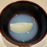 鮨 にし岡 - 海水を加えて蒸した玉ねぎ(兵庫・淡路島 原田氏）を
      ぜんな(小ハマグリ 千葉・九十九里）と鱧の骨からとった出汁のスープと　◎