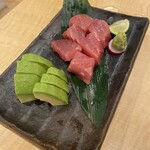 もんじゃ･お好み･鉄板焼き すずめの御宿 - マグロのステーキアボカド添え