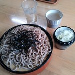 大清水食堂 - ざるそば￥450。つゆ、薬味、蕎麦湯、冷水が同時に提供（H26.10.3撮影）
