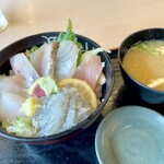 魚がし食堂はま蔵 - 地魚丼¥1540  この日は、目鯛、ニザ、生シラス、ワラサ、真鯛、さわら、スズキのラインアップ