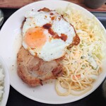 かもだ - ハーフはチャーシュー２枚に目玉焼き１枚