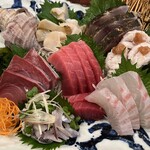 市場食堂 さかなや - 真ん中が中トロ、手前のタチウオから時計回りにカンパチ、つぶ貝、サワラ、はも、鯛。一人あたりひと切れずつ、中トロは2切れ。