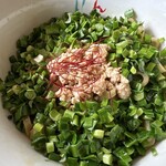 ラーメン イッケン - 鶏ひき肉と糸唐辛子が真ん中に！中からコロチャーシューや穂先メンマが出てきます！
