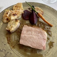 メゾン フジヤ ハコダテ - メイン　大麦豚のロティ　エシャロットソース　ビーツと人参を添えて。越冬じゃがいものグラタン、最高。豚はしっとりと。