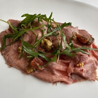メゾン フジヤ ハコダテ - 函館の牛タンの下にはカットした巨峰が隠れています。生ハムのように薄い牛タン、上にはトマトと胡桃のラヴィコットソースがかかって。